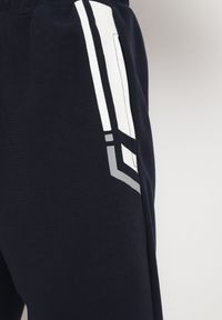 Born2be - Granatowe Szorty Sportowe z Ozdobnymi Wstawkami i Gumką w Pasie Strila. Kolor: niebieski. Styl: sportowy #6
