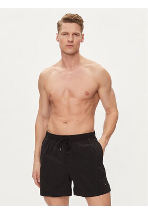 TOMMY HILFIGER - Tommy Hilfiger Szorty kąpielowe UM0UM03280 Czarny Regular Fit. Kolor: czarny. Materiał: syntetyk
