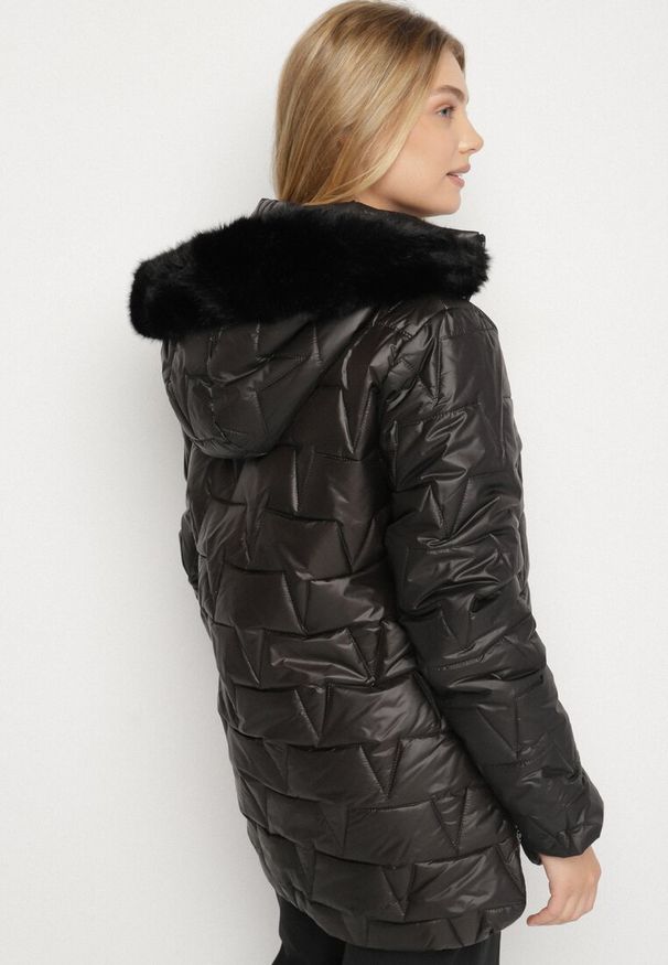 Born2be - Czarna Pikowana Kurtka z Kapturem z Futerkiem Azilma. Okazja: na co dzień, na spacer. Typ kołnierza: kaptur. Kolekcja: plus size. Kolor: czarny. Materiał: futro. Wzór: aplikacja. Styl: casual, klasyczny