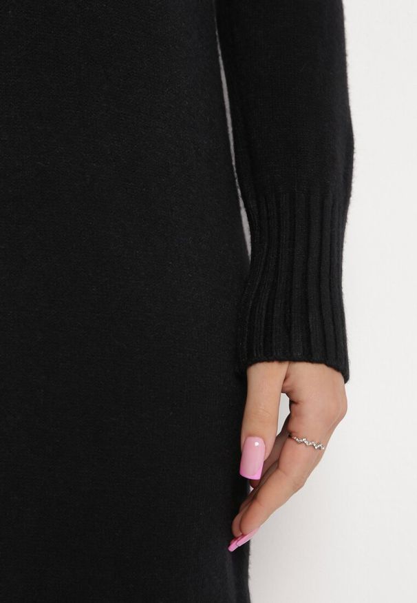 Born2be - Czarna Sweterkowa Sukienka Wełniana Midi z Golfem Doulcetta. Typ kołnierza: golf. Kolor: czarny. Materiał: wełna. Długość rękawa: długi rękaw. Styl: klasyczny. Długość: midi