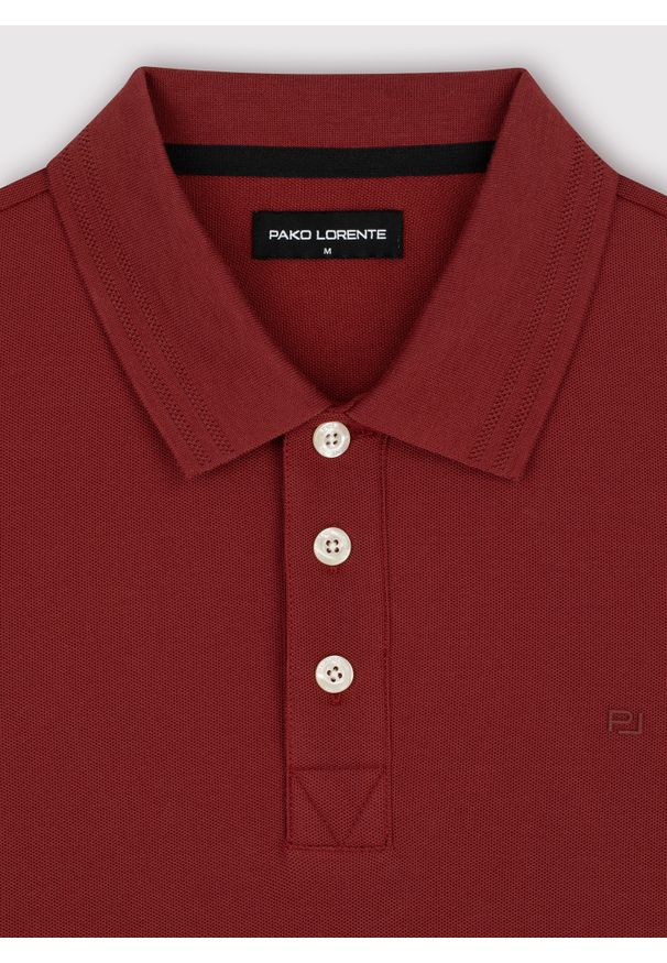 Pako Lorente - PAKO LORENTE - Bordowy t-shirt polo na trzy guziczki. Okazja: na co dzień. Typ kołnierza: polo. Kolor: czerwony, brązowy, oliwkowy, różowy. Materiał: poliester, bawełna. Sezon: jesień. Styl: casual
