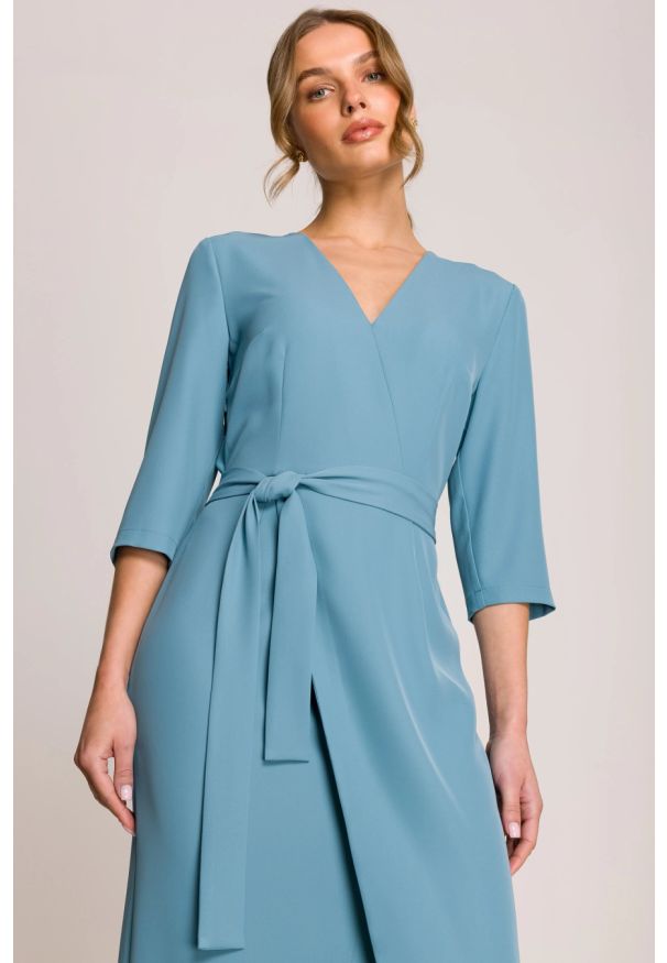 Stylove - Elegancka sukienka midi z dekoltem V i rozcięciem błękitna. Okazja: do pracy. Kolor: różowy, niebieski. Typ sukienki: ołówkowe. Styl: elegancki. Długość: midi