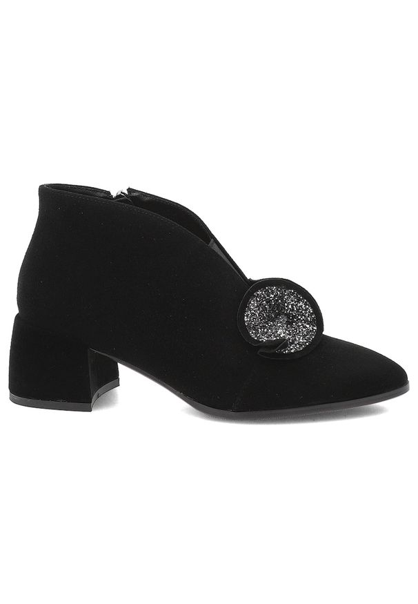 Czarne Botki S.Barski Modne Obuwie Damskie Z Broszką. Okazja: na co dzień. Zapięcie: zamek. Kolor: czarny. Materiał: zamsz. Wzór: aplikacja, kwiaty. Obcas: na obcasie. Styl: casual, glamour, elegancki. Wysokość obcasa: niski