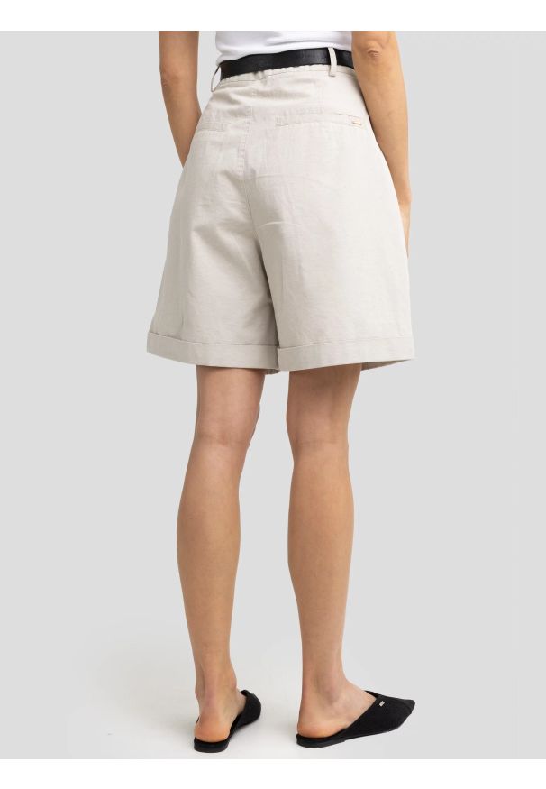 Big-Star - Szorty damskie luźne z dodatkiem lnu beżowe Maryliani 800. Okazja: na co dzień. Stan: podwyższony. Kolor: beżowy. Materiał: len. Sezon: lato. Styl: elegancki, casual, klasyczny