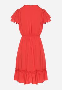 Born2be - Czerwona Rozkloszowana Bawełniana Sukienka z Guzikami i Falbanami Natinema. Okazja: na co dzień. Typ kołnierza: dekolt w serek. Kolor: czerwony. Materiał: bawełna. Sezon: lato. Styl: casual #3