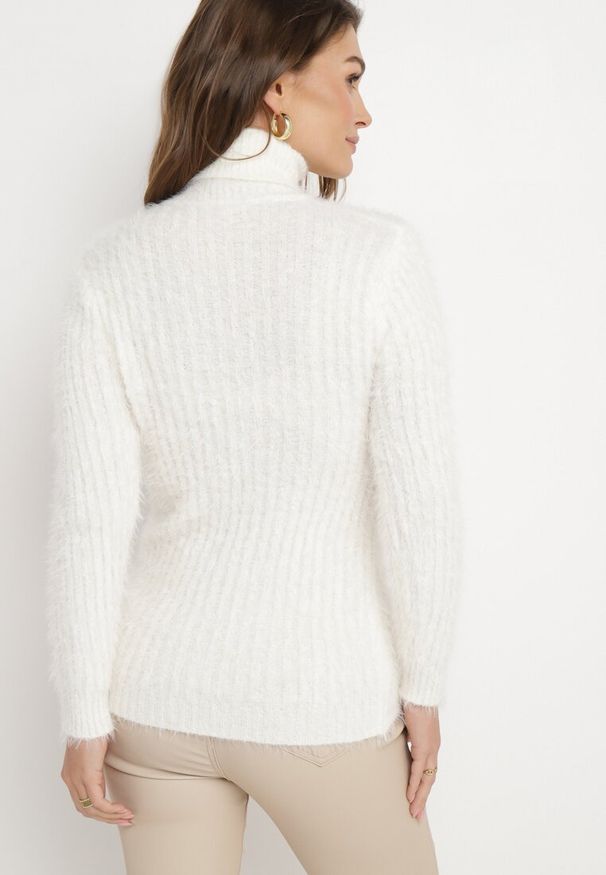 Born2be - Biały Puchaty Golf z Wełną i Długim Rękawem Bullame. Typ kołnierza: golf. Kolor: biały. Materiał: wełna. Długość rękawa: długi rękaw. Długość: długie. Wzór: jednolity