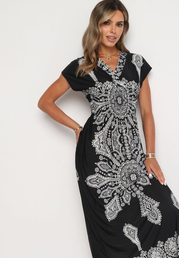 Born2be - Czarna Sukienka w Ornamentalny Wzór z Kopertowym Dekoltem i Gumką w Talii Elasevia. Typ kołnierza: dekolt kopertowy. Kolor: czarny. Długość rękawa: krótki rękaw. Typ sukienki: kopertowe