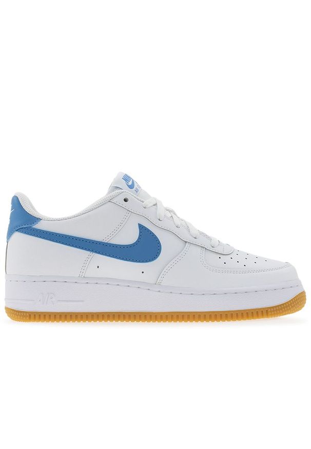 Buty młodzieżowe Nike Air Force 1 FV5948-115 - białe. Kolor: biały. Materiał: guma, skóra, syntetyk. Szerokość cholewki: normalna. Sezon: lato. Model: Nike Air Force. Sport: koszykówka