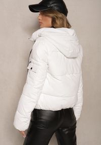 Renee - Biała Pikowana Kurtka o Prostym Kroju z Kapturem i Kieszeniami Miriara. Okazja: na spacer, na co dzień. Typ kołnierza: kaptur. Kolor: beżowy. Materiał: jeans. Sezon: zima. Styl: casual, elegancki