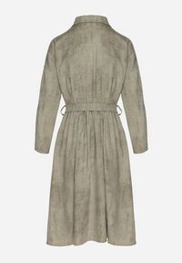 Born2be - Zielona Sukienka o Koszulowym Kroju z Paskiem z Klamrą Evelmio. Okazja: na co dzień. Typ kołnierza: kołnierzyk klasyczny. Kolor: zielony. Materiał: jeans. Długość rękawa: długi rękaw. Typ sukienki: koszulowe. Styl: klasyczny, casual, elegancki #2