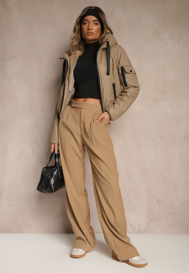 Renee - Jasnobrązowa Klasyczna Kurtka z Pikowanymi Przeszyciami i Kapturem Tuliena. Okazja: na spacer. Kolor: brązowy. Materiał: jeans. Styl: klasyczny