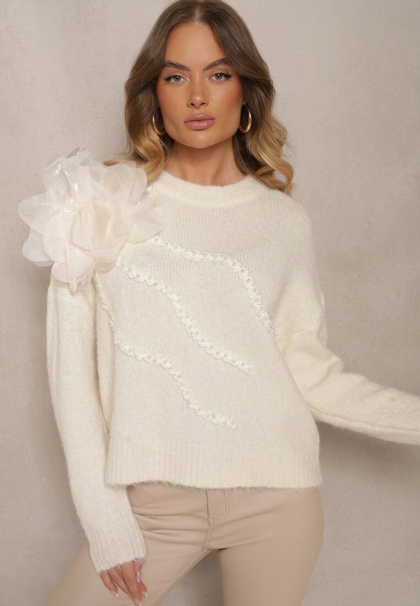 Renee - Jasnobeżowy Sweter z Naszywką w Kształcie Kwiatka i Perłami z Domieszką Wełny Sintinellia. Okazja: na co dzień. Kolor: beżowy. Materiał: wełna. Wzór: aplikacja, kwiaty. Styl: elegancki, casual
