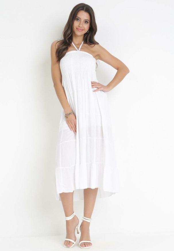 Born2be - Biała Sukienka z Wiązaniem na Szyi Yerdua. Kolor: biały. Długość rękawa: bez ramiączek. Typ sukienki: dopasowane