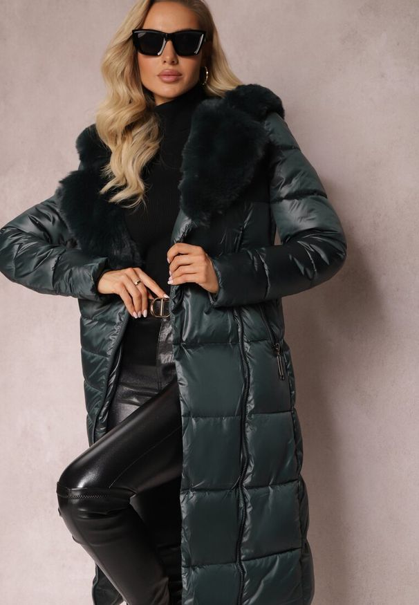 Renee - Ciemnozielona Pikowana Kurtka Płaszcz za Kolano z Wiązanym Paskiem i Futerkiem Vivenda. Kolor: zielony. Materiał: futro. Wzór: aplikacja