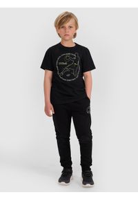 4f - 4F T-shirt regular z nadrukiem chłopięcy - czarny 128 (7-8 lat). Okazja: na co dzień. Kolor: czarny. Materiał: jersey, materiał, bawełna. Długość rękawa: krótki rękaw. Długość: krótkie. Wzór: nadruk. Sezon: lato. Styl: klasyczny, sportowy, casual