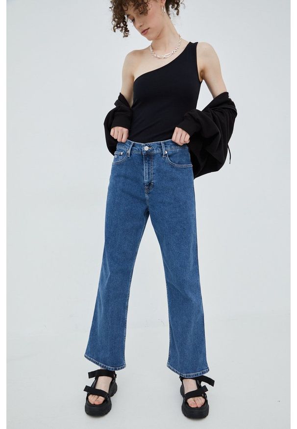 Tommy Jeans jeansy DW0DW12378.PPYY damskie medium waist. Kolor: niebieski