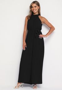 Born2be - Czarny Taliowany Kombinezon z Dekoltem Typu Halter z Gumką w Pasie i Materiałowym Paskiem Xolefia. Okazja: na imprezę, na co dzień. Kolor: czarny. Materiał: materiał. Styl: casual, elegancki #1