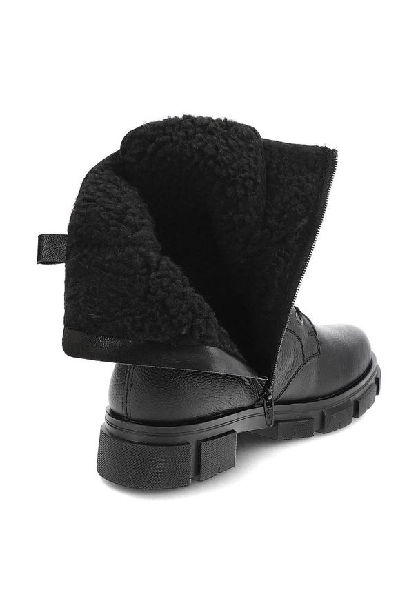 Botki damskie Rieker, cholewka z licowej skóry naturalnej z wysoką cholewką i klasycznym sznurowaniem, czarne, Y7116‑00. Wysokość cholewki: przed kolano. Kolor: czarny. Materiał: syntetyk, futro. Szerokość cholewki: normalna. Wzór: aplikacja. Obcas: na obcasie. Styl: rockowy, elegancki, klasyczny. Wysokość obcasa: niski