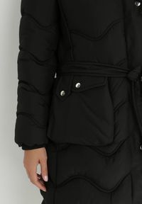 Born2be - Czarna Kurtka Pikowana z Paskiem Jalogi. Okazja: na co dzień. Typ kołnierza: komin. Kolor: czarny. Materiał: wełna, materiał. Długość rękawa: długi rękaw. Długość: długie. Sezon: zima. Styl: casual #9