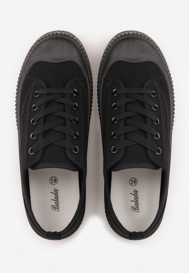 Renee - Czarne Klasyczne Trampki na Żłobionej Podeszwie Levanatia. Kolor: czarny. Materiał: jeans, koronka. Styl: klasyczny