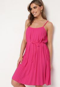 Born2be - Fuksjowa Sukienka z Regulowanymi Ramiączkami z Materiałowym Paskiem Liata. Okazja: na spacer, na imprezę. Typ kołnierza: dekolt w kształcie V. Kolor: różowy. Materiał: materiał. Długość rękawa: na ramiączkach. Sezon: lato #1