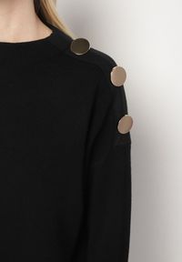 Born2be - Czarny Sweter Ozdobiony Metalicznymi Guzikami Amentia. Typ kołnierza: golf. Kolor: czarny. Materiał: jeans. Wzór: aplikacja. Styl: klasyczny