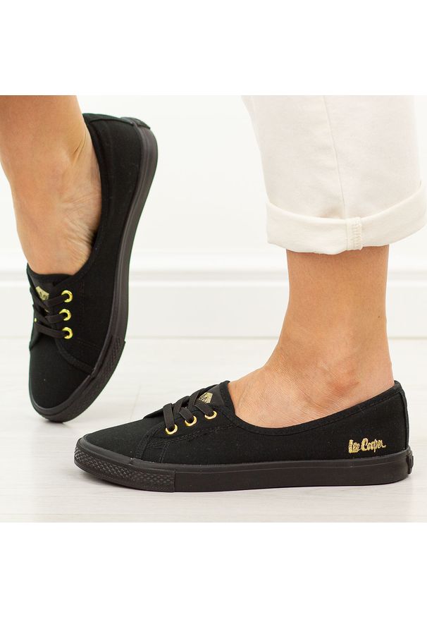 Czarne tenisówki damskie Lee Cooper 4045. Okazja: na co dzień, na spacer. Nosek buta: okrągły. Kolor: czarny. Materiał: tkanina. Szerokość cholewki: normalna. Sezon: wiosna, lato. Styl: casual, klasyczny, elegancki