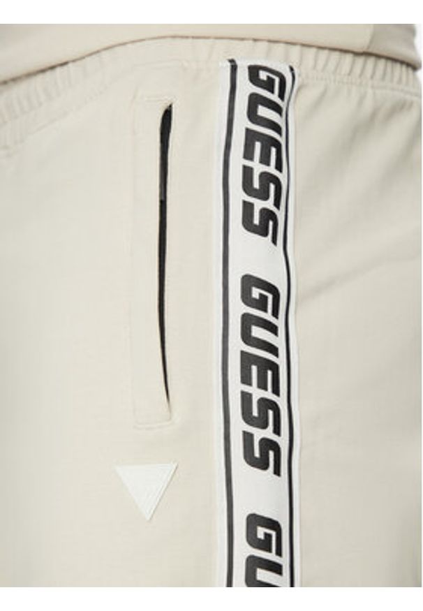 Guess Szorty sportowe Z2YD02 K6ZS1 Écru Regular Fit. Materiał: bawełna. Styl: sportowy