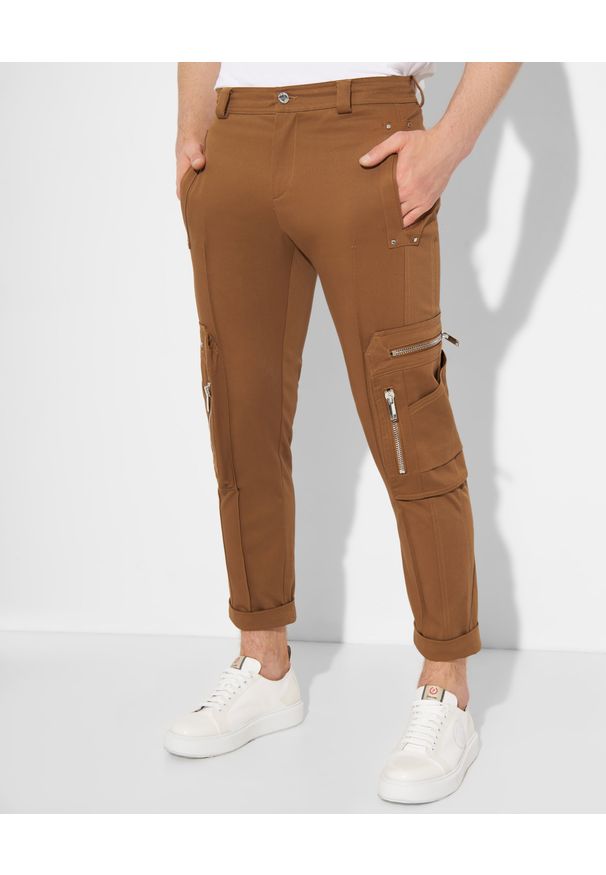 Les Hommes - LES HOMMES - Brązowe spodnie cargo. Kolor: brązowy. Materiał: bawełna. Wzór: aplikacja. Styl: elegancki