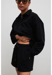 Marsala - Szorty z dzianiny dresowej w kolorze TOTALLY BLACK - BREEZE-XS. Okazja: na co dzień. Materiał: dzianina, dresówka. Wzór: haft. Styl: casual