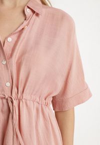 Born2be - Różowa Sukienka Koszulowa z Wiskozy z Kołnierzykiem i Wiązaniem Nanieria. Okazja: na co dzień. Kolor: różowy. Materiał: wiskoza. Długość rękawa: krótki rękaw. Typ sukienki: koszulowe. Styl: boho, casual #6