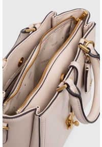 Guess torebka kolor beżowy. Kolor: beżowy. Dodatki: z breloczkiem. Rodzaj torebki: na ramię #5