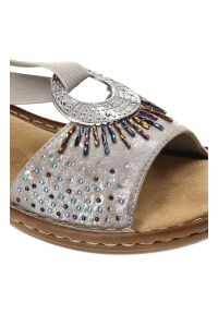 Srebrne Sandały Rieker Eleganckie Obuwie Damskie. Zapięcie: pasek. Kolor: srebrny. Wzór: paski. Sezon: lato. Styl: elegancki