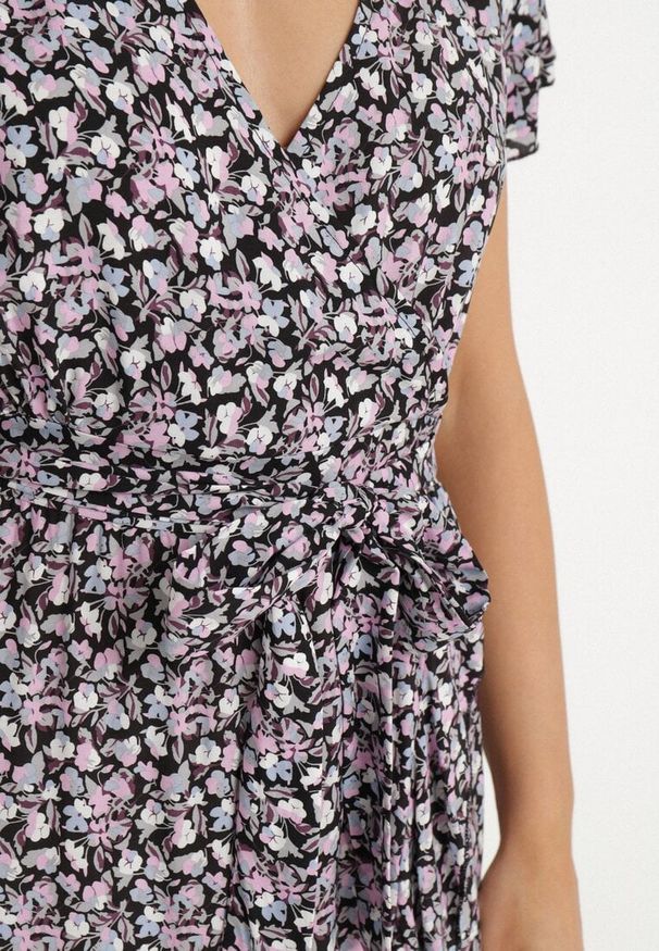 Born2be - Czarno-Różowa Bawełniana Sukienka z Gumką w Talii i Asymetrycznym Dołem Orrizae. Okazja: na co dzień. Typ kołnierza: kołnierz z falbankami, dekolt kopertowy. Kolor: czarny. Materiał: bawełna. Długość rękawa: krótki rękaw. Sezon: wiosna, lato. Typ sukienki: asymetryczne. Styl: elegancki, casual