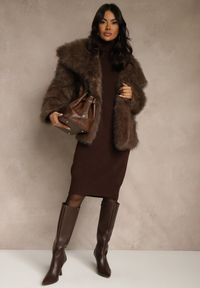Renee - Brązowa Sweterkowa Sukienka z Bawełną i Golfem Reinaria. Okazja: na co dzień. Typ kołnierza: golf. Kolor: brązowy. Materiał: bawełna. Styl: casual #2