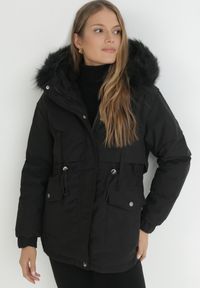 Born2be - Czarna Kurtka Pudełkowa z Futerkiem Oreitheia. Kolor: czarny. Materiał: futro. Długość: krótkie. Wzór: aplikacja #5