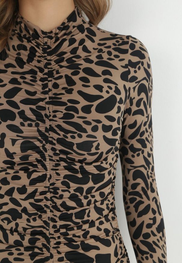 Born2be - Beżowa Sukienka Dopasowana w Cętki z Marszczeniem Riheda. Kolor: beżowy. Długość rękawa: długi rękaw. Długość: midi