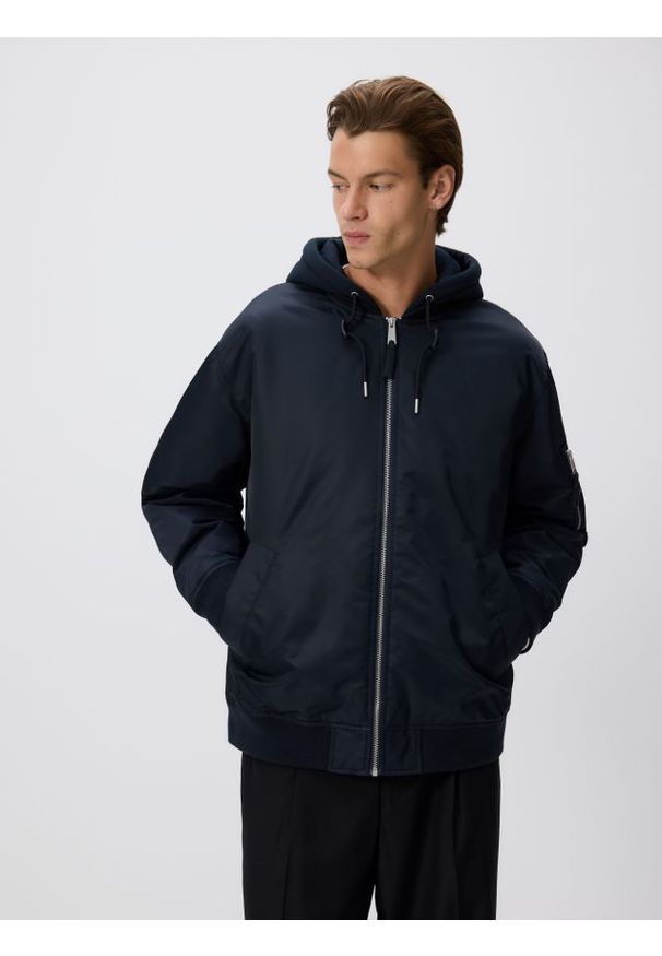 Reserved - Kurtka bomberka z kapturem - granatowy. Typ kołnierza: kaptur. Kolor: niebieski. Materiał: tkanina. Wzór: gładki