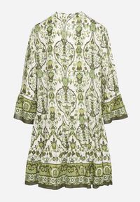 Born2be - Zielona Rozkloszowana Sukienka z Wiskozą w Ornamentalny Wzór Ravapia. Okazja: na spacer, na co dzień. Typ kołnierza: dekolt w kształcie V. Kolor: zielony. Materiał: wiskoza. Sezon: lato. Styl: casual #5