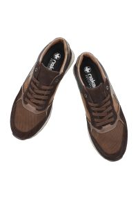 Brązowe Sneakersy Rieker Sportowe Obuwie Męskie. Okazja: na co dzień, na spacer. Kolor: brązowy. Materiał: jeans, materiał, skóra. Sport: turystyka piesza #7