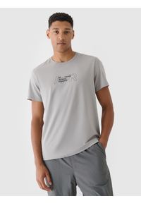 4f - 4F T-shirt regular z nadrukiem męski - szary S. Okazja: na co dzień. Kolor: szary. Materiał: bawełna, jersey, dzianina. Długość rękawa: krótki rękaw. Długość: krótkie. Wzór: nadruk. Styl: sportowy, klasyczny, casual