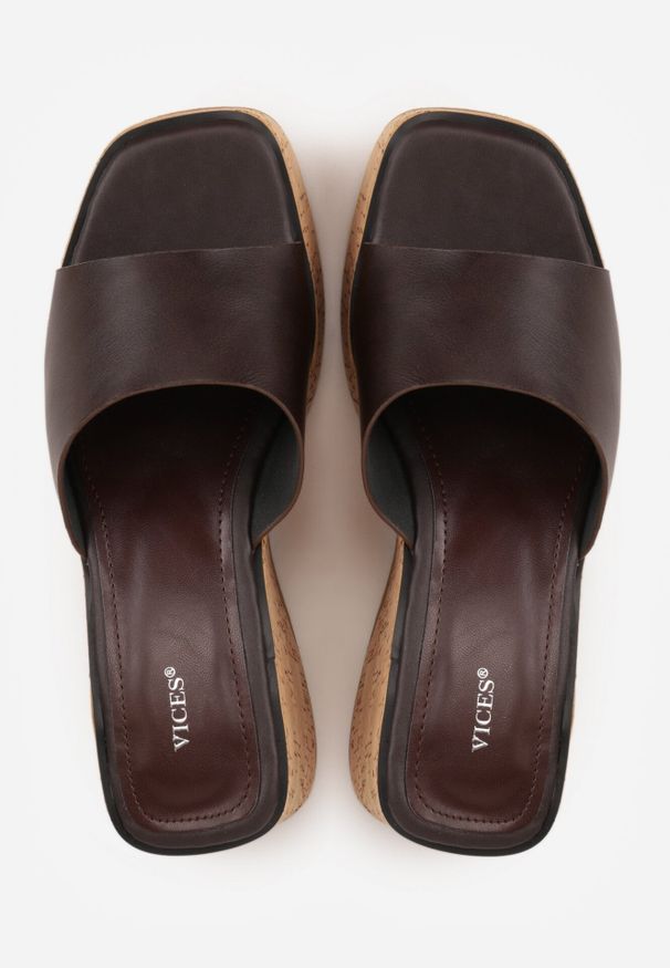 Born2be - Ciemnobrązowe Klapki VICES z Kwadratowym Noskiem na Koturnie z Imitacji Korka Cordereida. Okazja: na co dzień. Kolor: brązowy. Materiał: jeans, len. Wzór: haft. Sezon: lato. Obcas: na koturnie. Styl: casual