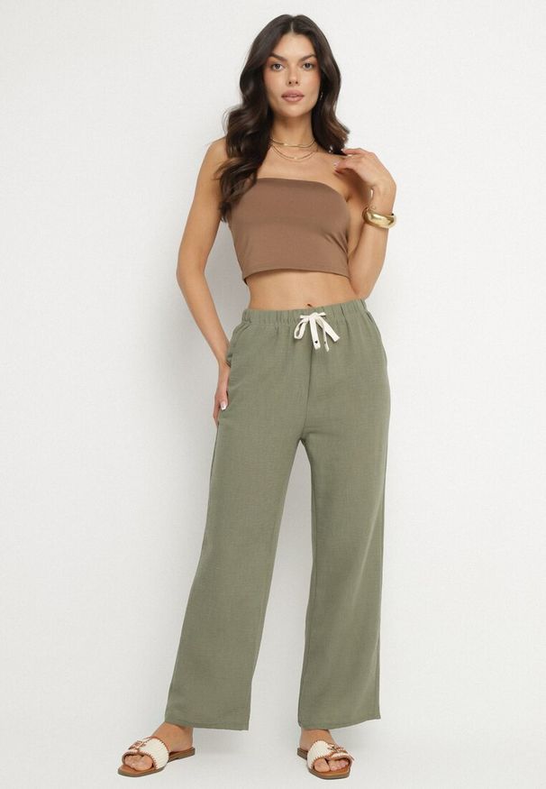 Born2be - Ciemnozielone Spodnie o Szerokim Kroju z Gumką i Wiązaniem w Talii Mirastra. Okazja: na spacer, na co dzień. Kolor: zielony. Styl: elegancki, casual, klasyczny, sportowy