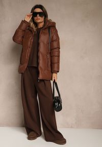 Renee - Brązowa Kurtka Pikowana z Kapturem i Sznurkami Oleanesa. Okazja: na co dzień. Typ kołnierza: kaptur. Kolor: brązowy. Materiał: jeans. Styl: sportowy, casual