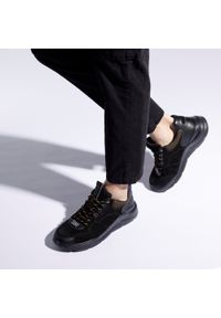 Wittchen - Męskie sneakersy na lekkiej podeszwie czarne. Okazja: na co dzień. Nosek buta: okrągły. Kolor: czarny. Materiał: skóra, nubuk. Wzór: jednolity #9