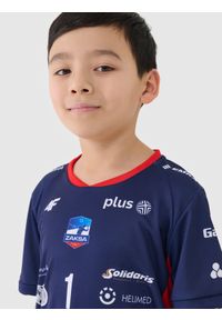 4f - 4F Koszulka meczowa replika wyjazdowa z sezonu 2024/2025 dziecięca 4F x Zaksa Kędzierzyn-Koźle - Kurek - multikolor 122/128 (6-8 lat). Typ kołnierza: dekolt w serek. Kolor: wielokolorowy. Materiał: dzianina, włókno, materiał, syntetyk. Wzór: gładki, nadruk, ze splotem. Sezon: lato. Styl: klasyczny, sportowy