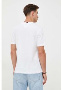 TOMMY HILFIGER - Tommy Hilfiger t-shirt bawełniany kolor biały z nadrukiem. Kolor: biały. Materiał: bawełna. Długość rękawa: krótki rękaw. Długość: krótkie. Wzór: nadruk. Styl: klasyczny #3