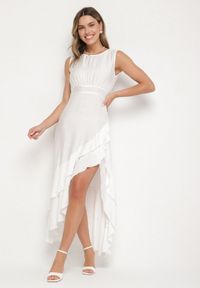 Born2be - Biała Rozkloszowana Sukienka z Wiskozą o Asymetrycznym Kroju Dolorissa. Okazja: na spacer, na co dzień. Kolor: biały. Materiał: wiskoza. Typ sukienki: asymetryczne. Styl: casual #3