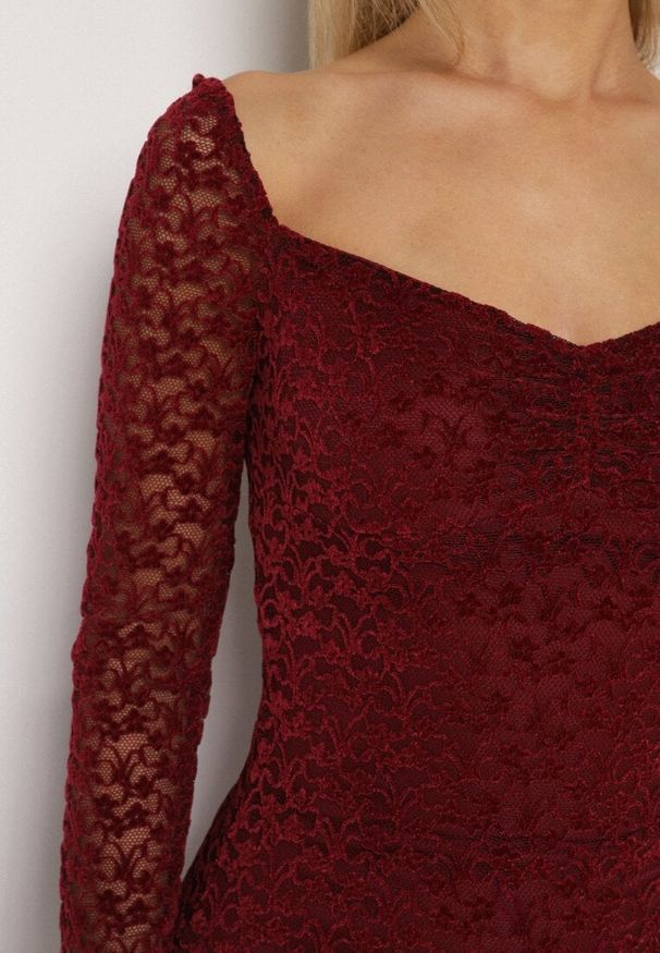 Born2be - Bordowa Koronkowa Sukienka o Dopasowanym Kroju z Kwadratowym Dekoltem Tiwedesa. Okazja: na imprezę. Typ kołnierza: dekolt kwadratowy. Kolor: czerwony. Materiał: koronka. Styl: elegancki, klasyczny