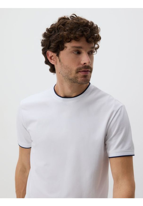 Reserved - T-shirt regular z merceryzowaną bawełną - biały. Kolor: biały. Materiał: bawełna